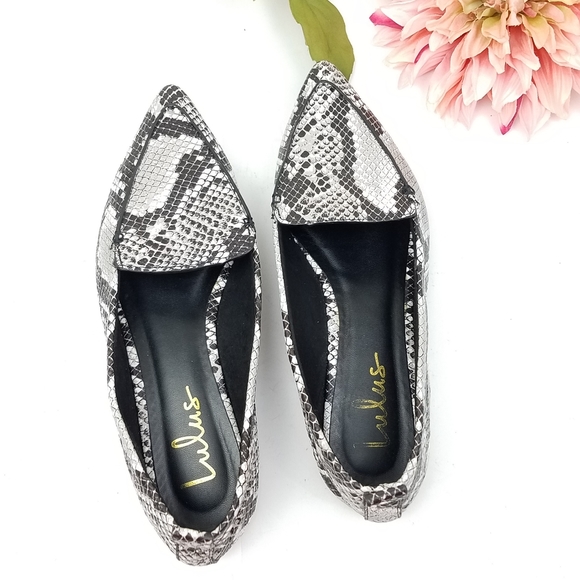 Lulu's Emmy Natural Snake Pointed Loafers
Sz 9 - Picture 2 of 8